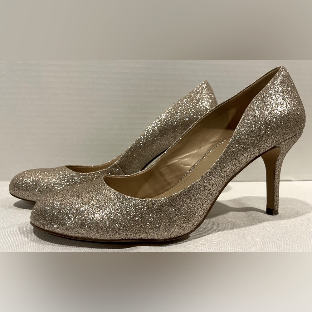 VINCE CAMUTO Sariah around Toe Champagne Gold Glitter Heels Women’s Size 8